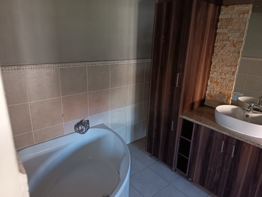 To Let 3 Bedroom Property for Rent in Hillside Free State